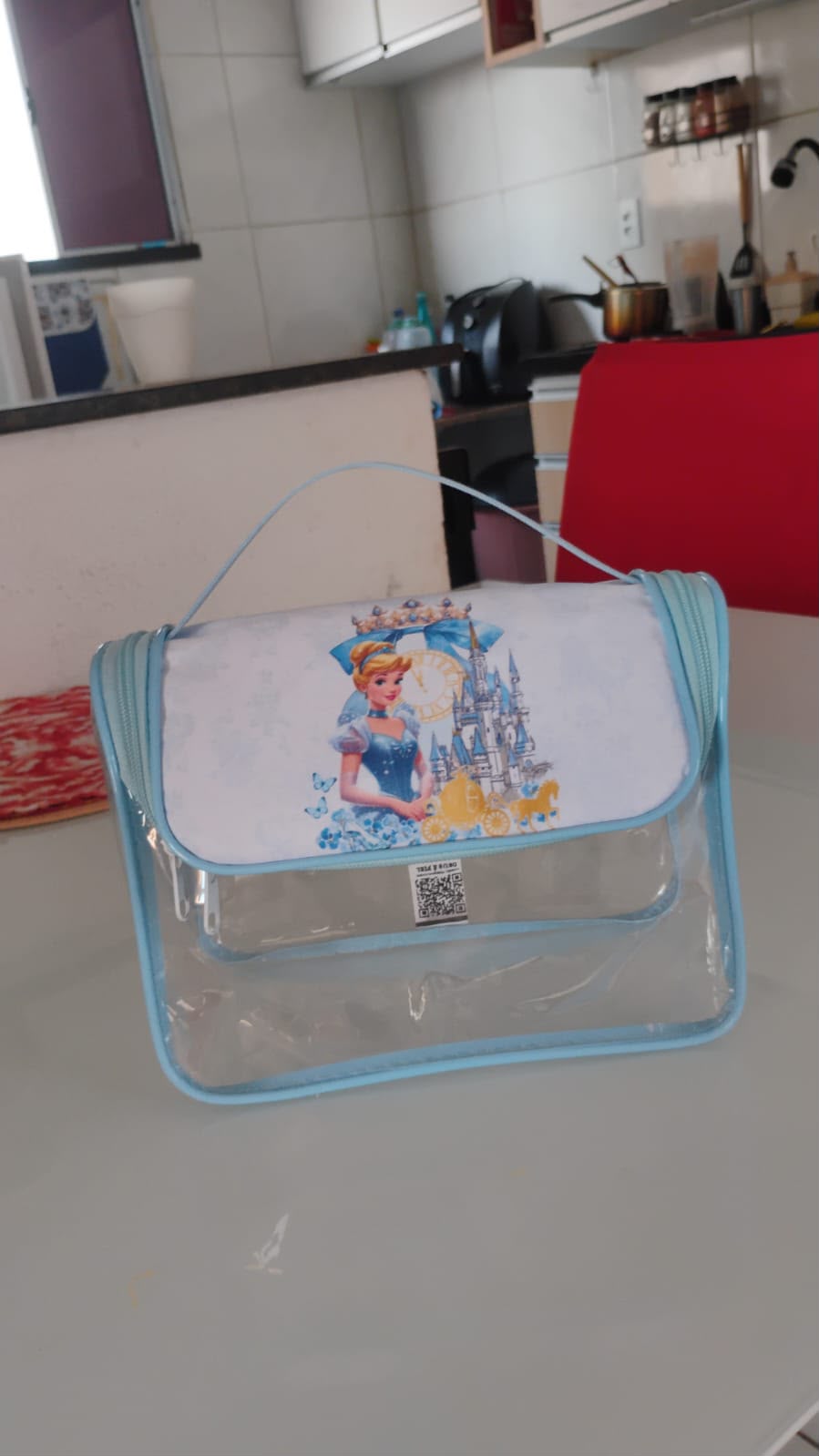 Mockup gerado por IA: bolsa infantil temática em cozinha decorada